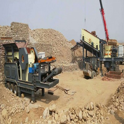 Durable mobile crushing station for field use