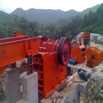 Large-capacity jaw crusher for oil field